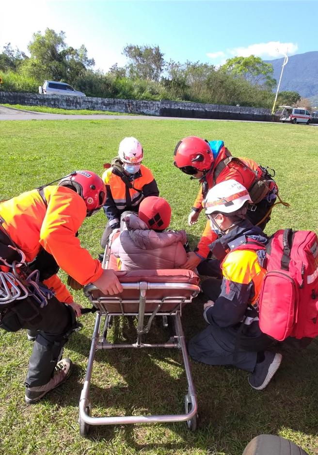 43岁林姓女山友攀登中央山脉南三段，13日凌晨6点多突疑似高山症发作，经南投县消防局紧急打119求救，南投县消防局第三大队申请直升机吊挂，空勤也将患者送花莲就医。（空勤队提供／冯惠宜南投传真）