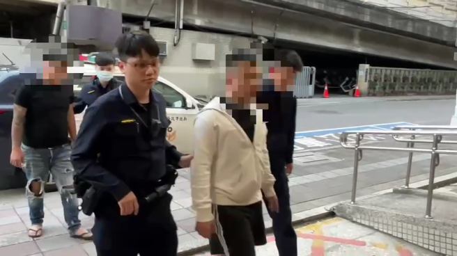 只是因为行车纠纷，王姓兄弟檔拿开山刀返回现场想寻仇，2小时后被警方逮捕。（翻摄画面）