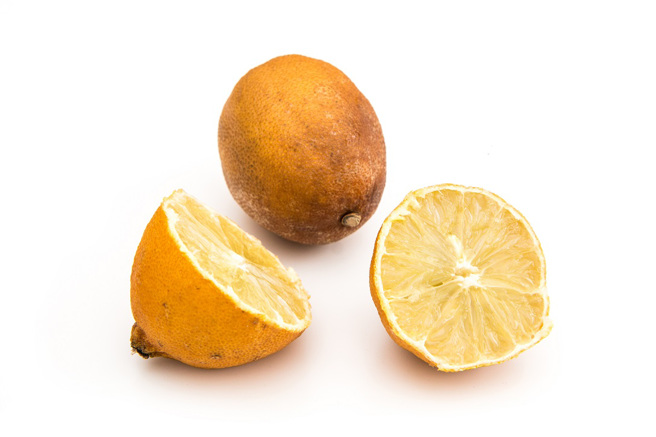 英國拍賣行發現一顆擁有285年歷史的「發黑檸檬」，拿去拍賣竟拍出1416英鎊（約新台幣5.6萬）高價。(示意圖:shutterstock/達志)