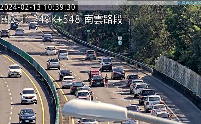 國3北向249公里，2小客追撞事故佔用中線，回堵約2公里。（高公局提供／蔡亞樺台北傳真）
