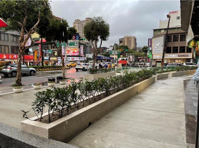 铁皮违建拆除后，市府进行整平与简易绿美化，使人行空间畅通，预计3月更将导入YouBike2.0。（桃园市都市发展局提供／陈梦茹桃园传真）