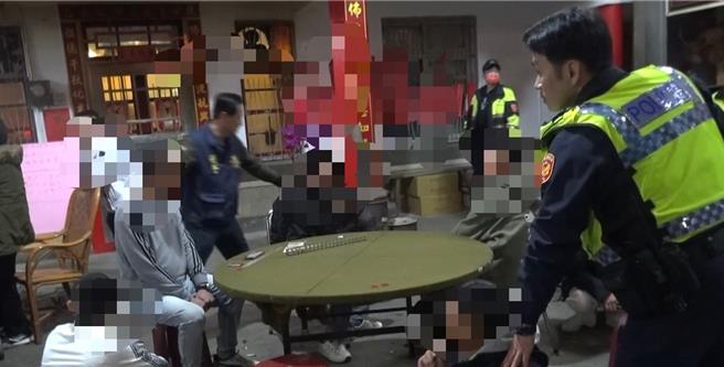 过年期间不少民眾在家小赌怡情，不过彰化县北斗警分局接获民眾通报，辖内有民眾在某公庙内「公然聚赌」，随即派员到场，一口气逮捕14名赌客。（北斗警分局提供／吴建辉彰化传真）