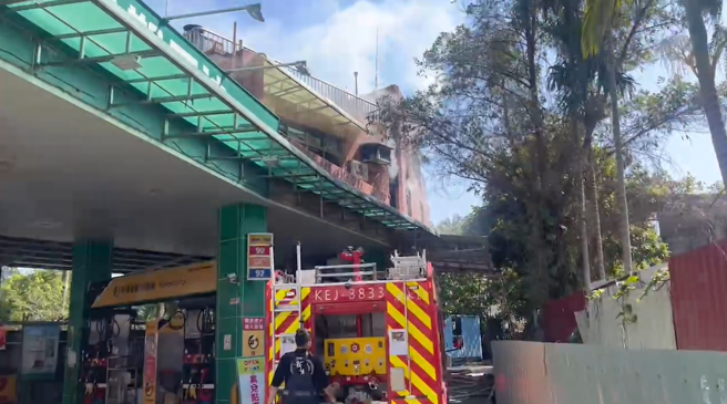 新北市土城区金城路三段延吉加油站，今近中午时分传出火警。（图 / 刘咏韵翻摄）