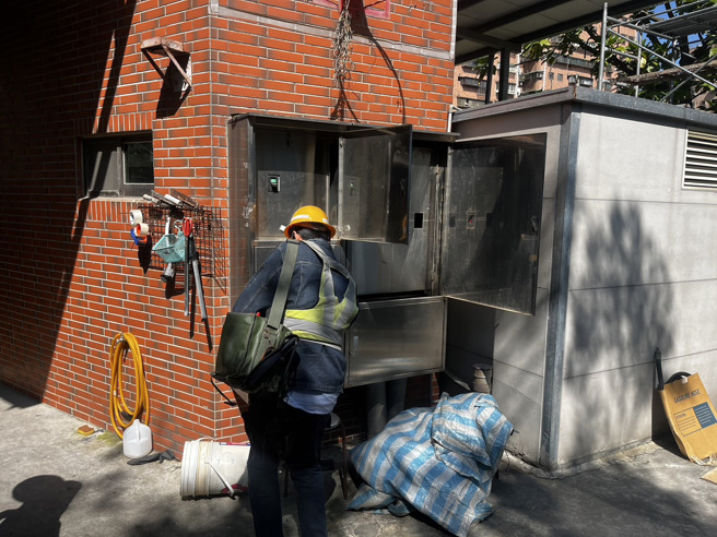 消防员获报赶抵，第一时间布线抢救。（图 / 刘咏韵翻摄）