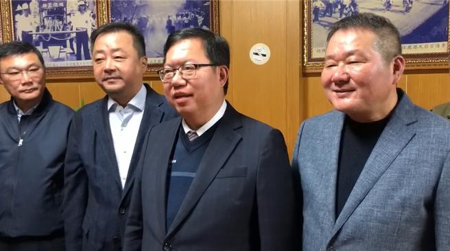 鹿港天后宫抽籤行政院副院长郑文灿刚好也到天后宫祈福。（吴建辉摄）