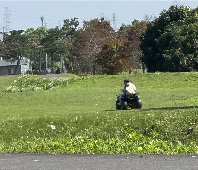 12日更有沙滩车行驶在草坪上绕圈。（民眾提供／吴佩蓉宜兰传恩）