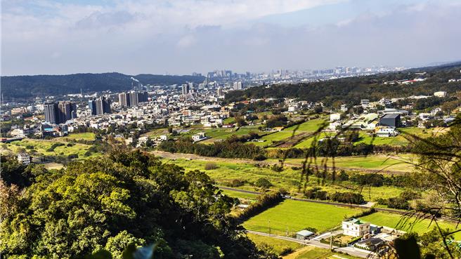 新埔鎮「飛龍步道」走到山頂可眺望新埔鎮。（羅浚濱攝）