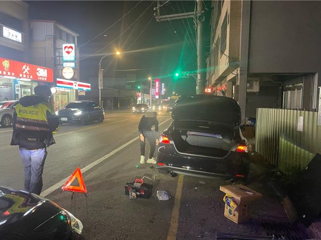 楊梅警方12日晚間協助一名移工補胎，讓對方能順利趕往家人身邊吃到團圓飯。（翻攝照片／蔡明亘桃園傳真）