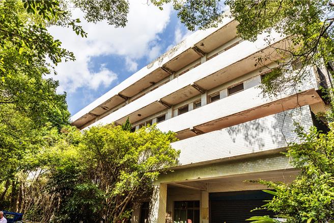 新竹县仁爱之家2栋大楼和餐厅年久失修，县府计画转型为社福产创共融园区，21日将举办招商座谈会。（罗浚滨摄）