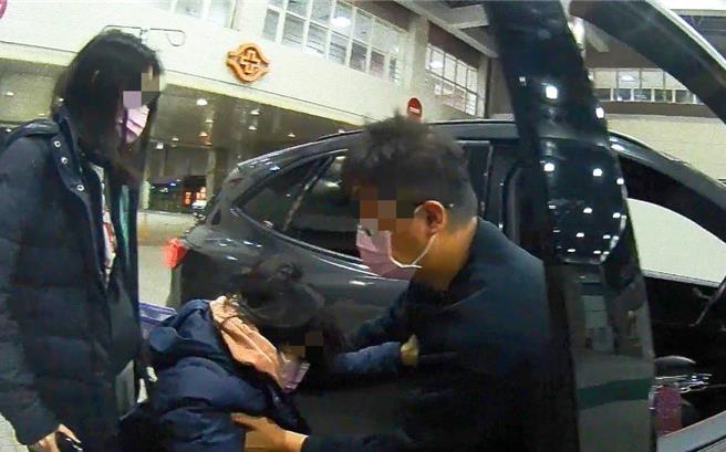 張姓男子凌晨載著即將臨盆的妻子前往醫院，路上求助警方協助開道，順利縮短車程於15分鐘抵達醫院。（翻攝照片／蔡明亘桃園傳真）