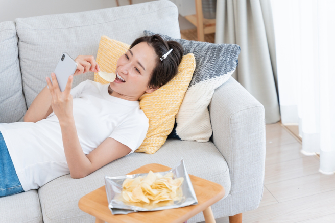 年节期间不少人会宅在家熬夜追剧、打牌，长时间久坐恐对身体造成严重负面影响。（示意图：shutterstock／达志）