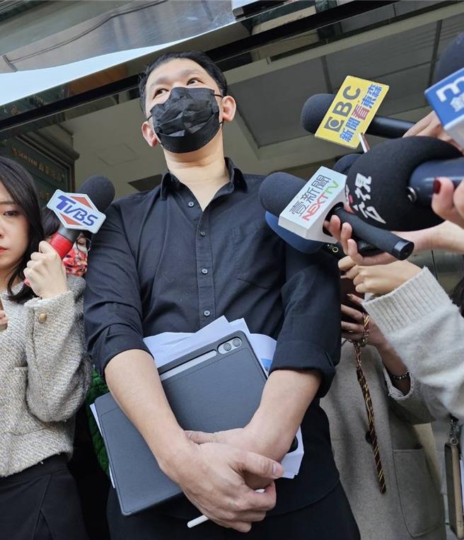 年代旅遊總經理林大鈞（穿黑衣者）。（民眾提供）