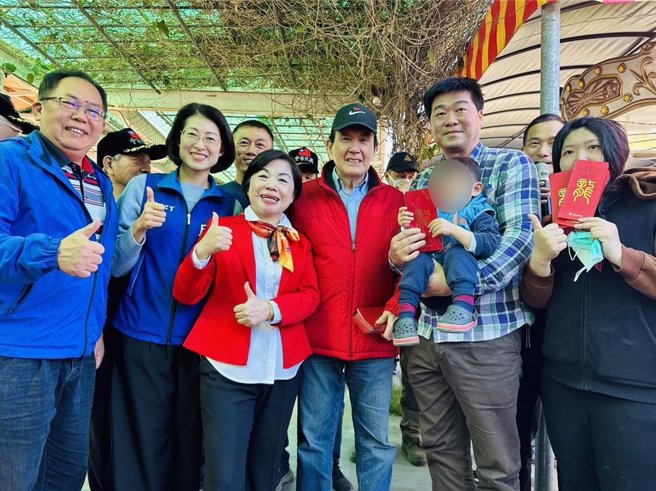 前总统马英九人气仍盛，将赴太陆访问。图为今年过年时在立委杨琼璎陪同下至台中神冈及后里发送龙年红包袋。（资料照／杨琼璎服务处提供）