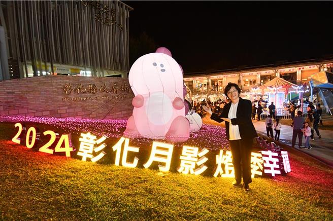 彰化縣政府舉辦2024彰化月影燈季，與LINE貼圖多多欸（DODOA）合作推出限量「多多龍提燈」大受歡迎，吸引民眾排隊瘋搶。（本報資料照片）