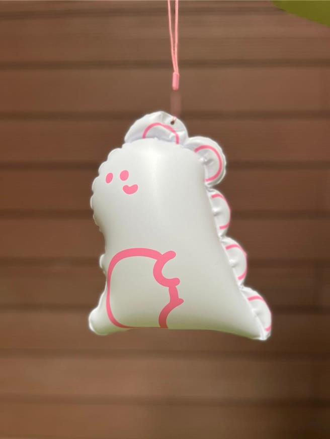  只要一起參加活動大聲說出「我愛你亅及擺出時下最流行傳達愛意的手勢，就可獲得到限量版的粉紅多多龍小提燈。（本報資料照片）