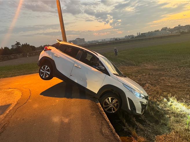 陈姓男子驾驶小客车不慎掉落田间。（民眾提供）