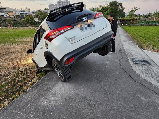 陈姓男子驾驶小客车不慎掉落田间。（民眾提供）