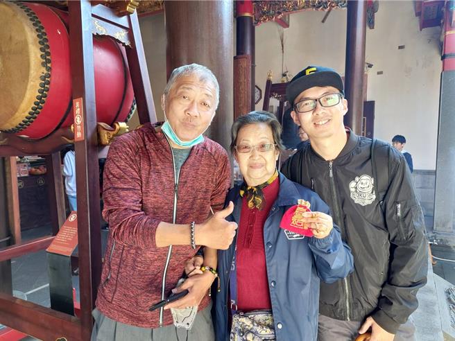 來自板橋的奶奶（中）為第一位拿到龍幣的幸運兒。（全聯善美的文化藝術基金會提供／吳佩蓉宜蘭傳真）