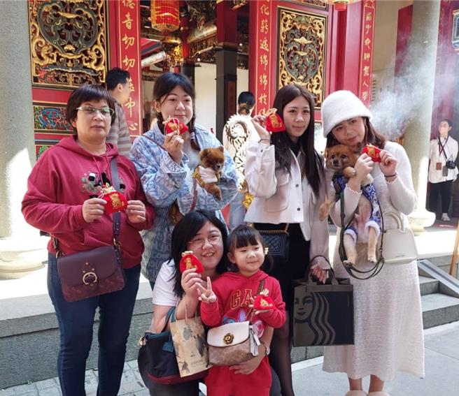 一家六口都擲到聖筊，直呼「太幸運了」。（全連善美的文化藝術基金會提供／吳佩蓉宜蘭傳真）