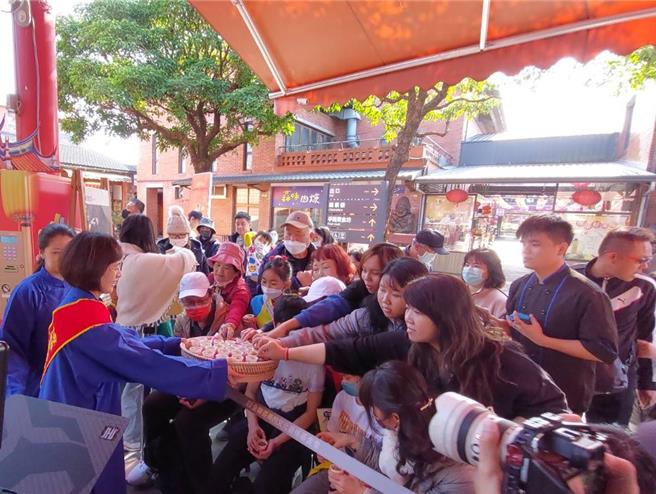 現場有滿滿觀禮民眾，引頸期盼「跋杯祈好龍幣－龍年錢母」登場。（全連善美的文化藝術基金會提供／吳佩蓉宜蘭傳真）