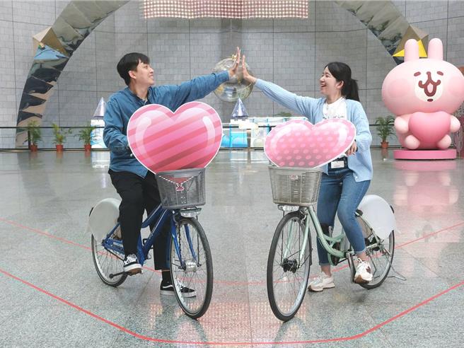 今年大年初五適逢西洋情人節，科工館推出CityBike雙人同心騎乘活動，無論是情侶、夫妻，都能到場放閃。（任義宇攝）
