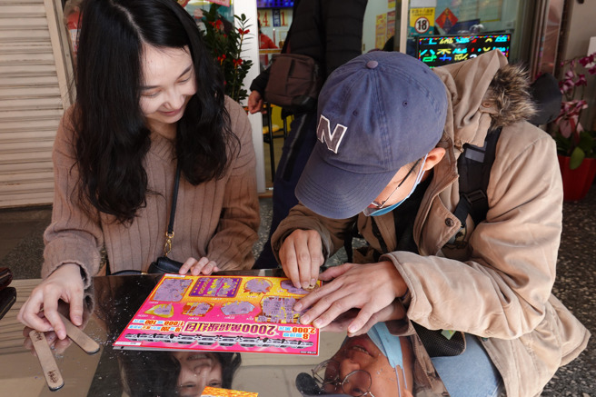 許多民眾過年期間到彩券行買彩券及刮刮樂試手氣，一名女網友分享「刮刮樂不再賠錢的方法」，她選尾數17號全中獎。（姚志平攝）