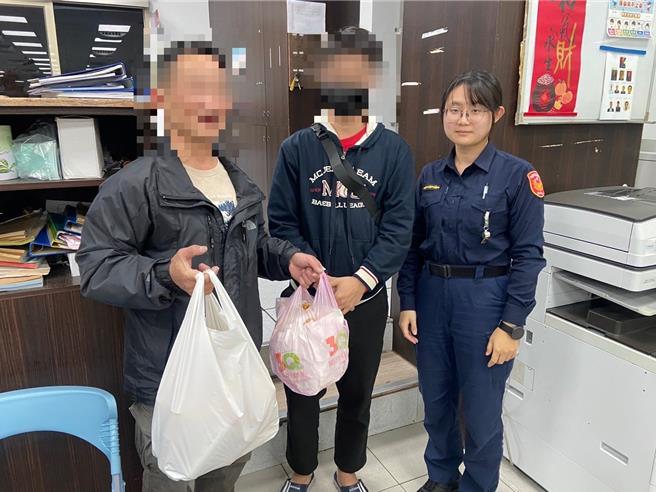 桃園中壢警方13日晚間協助遺失手機的移工順利找回手機。（翻攝照片／蔡明亘桃園傳真）