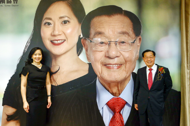 福茂集团创办人赵锡成（右）与女儿、福茂集团董事长赵安吉于2019年曾来台演讲。（资料照）
