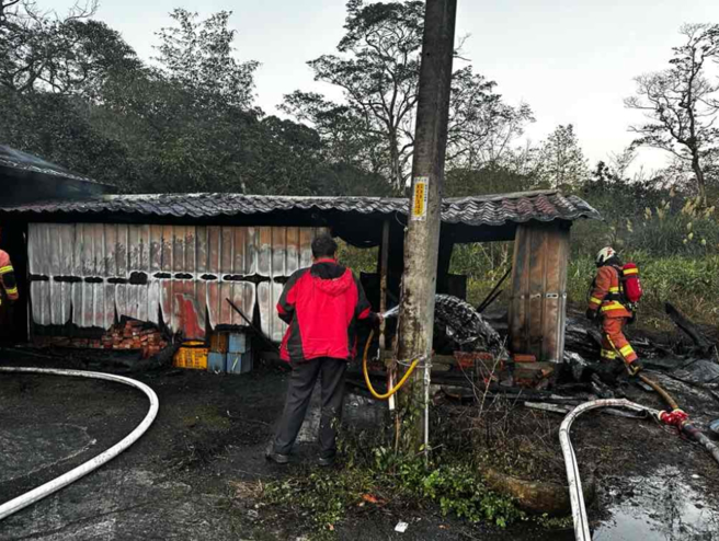 平溪一间平房老厝，昨天下午4点多发生火警，屋主指控疑似都是天灯掉落引发火势。（翻摄爆料公社）　
