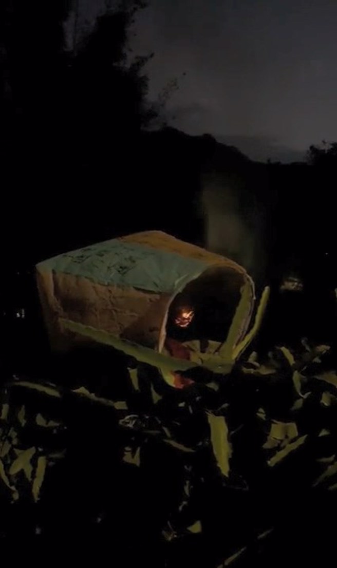 火警现场消防队还没撤退，就有天灯再度掉落，天灯内还在燃烧。（翻摄爆料公社）