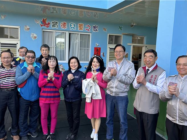 桃园市长张善政13日与妻子张琦雅一同前往杨梅区访视私立育德儿童之家，关心孩子们的生活状况。（蔡明亘摄）