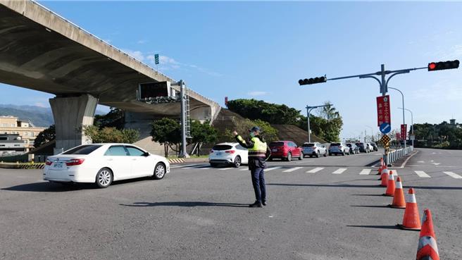 今（13日）为大年初四春节连假倒数第2天，上午9时起国5北返车潮逐渐涌现，雪隧平均时速约40公里，主线回堵约5公里，北上各匝道路段也排起长长车龙。（警方提供／吴佩蓉宜兰传真）