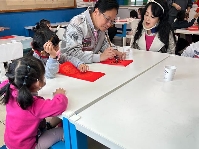 桃园市长张善政13日与妻子张琦雅一同前往杨梅区访视私立育德儿童之家，与孩子们互动欢乐过新年。（蔡明亘摄）