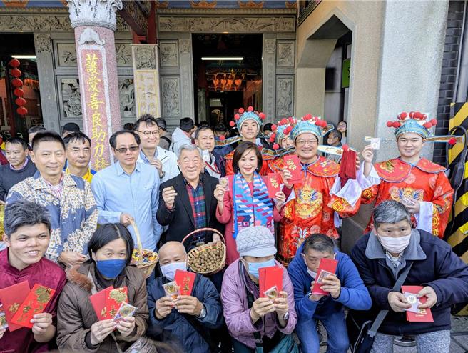 基隆市副市长邱佩琳（中右2）13日下午在护国城隍庙发放开运红包给民眾，并祈愿今年的基隆市会愈来愈好。（张志康摄）