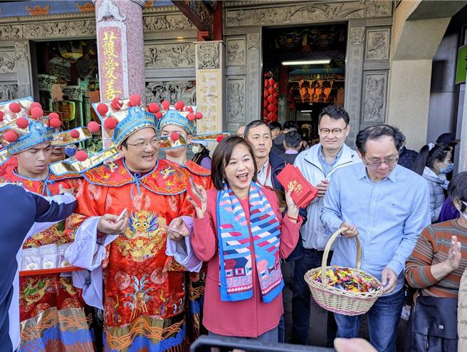 13日大年初四，基隆护国城隍庙举行迎神科仪，科仪结束后，由基隆市副市长邱佩琳（前右2）发放开运红包给现场的民眾。（张志康摄）
