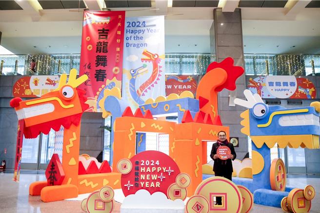 新北市府因应农历新年，在一楼大厅进行新春文创布置，以「幸福龙给你」为主题，主视觉设计双龙腾云交错。（新北市秘书处提供）