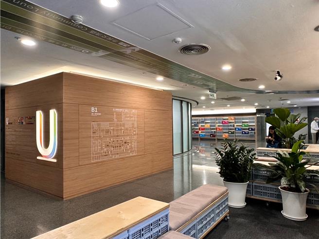 除了新春文创布置外，秘书处表示，近日市府行政大楼B1F公共空间也重新规画，利用再生塑胶篮及回收纱布料制成座椅外，更发想创意，将座椅做成像积木般可以拆解或组合，满足使用者最多元的需求。（新北市秘书处提供）