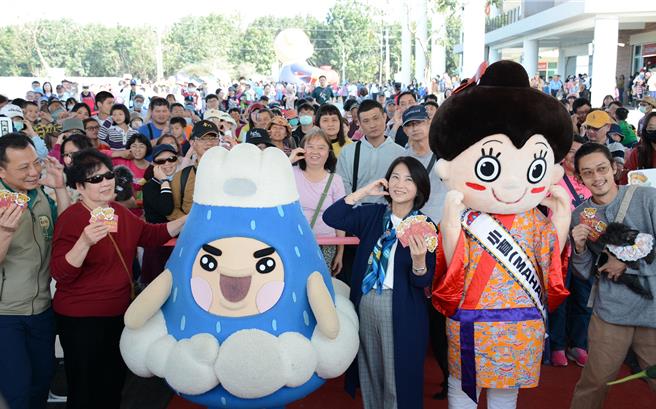 屏東縣長周春米（前排右三）13日前往熱博發放精美紅包，祝大家新年快樂。（林和生攝）