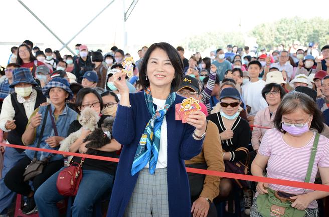 屏東縣長周春米（前）13日前往熱博發放精美紅包，祝大家新年快樂。（林和生攝）