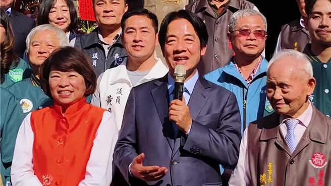 准总统赖清德副总统今天下午到嘉义市城隍庙发送红包，允诺做嘉义市的后盾。（廖素慧摄）