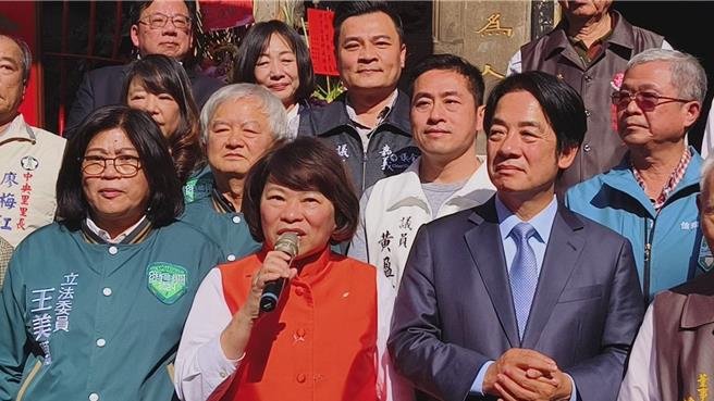 准总统赖清德今天下午到嘉义市城隍庙发送红包，市长黄敏惠喊话希望重视嘉义市。（廖素慧摄）