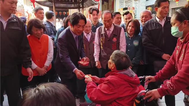 准总统赖清德今天下午到嘉义市城隍庙发送红包，市长黄敏惠陪同。（廖素慧摄）