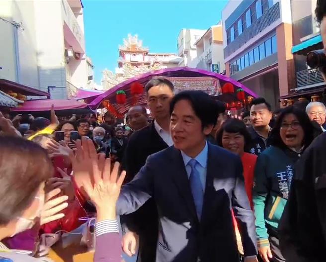 准总统赖清德今天下午到嘉义市城隍庙发送红包，民眾热情簇拥、争相握手。（廖素慧摄）
