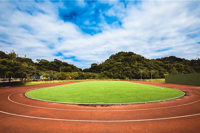 受到地形及天候影响，基隆市运动及活动空间都明显不足。为了让市民有更多的活动空间，也兼顾校园安全。基隆市政府今年编列近2500万元，在确保校园安全的前提下，开放学校空间供民眾运动。（基隆市政府提供／张志康基隆传真）