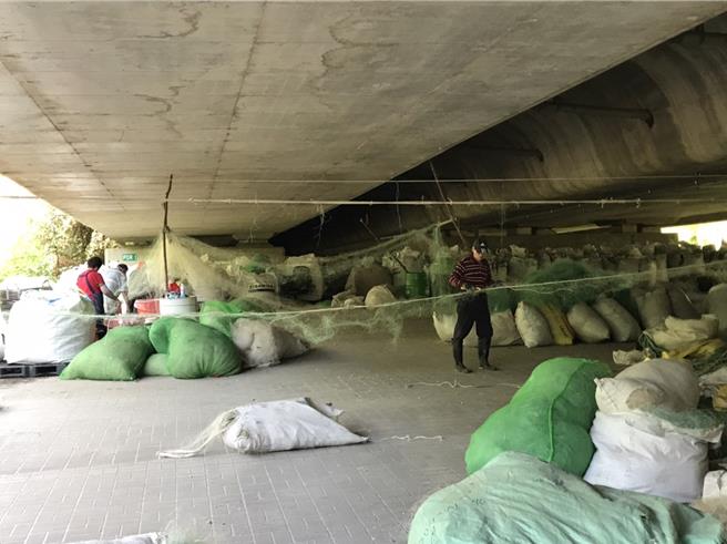 桃园市政府2022年起与在地企业合作，将海洋废弃物再利用制成各类产品。（环保局提供／蔡明亘桃园传真）