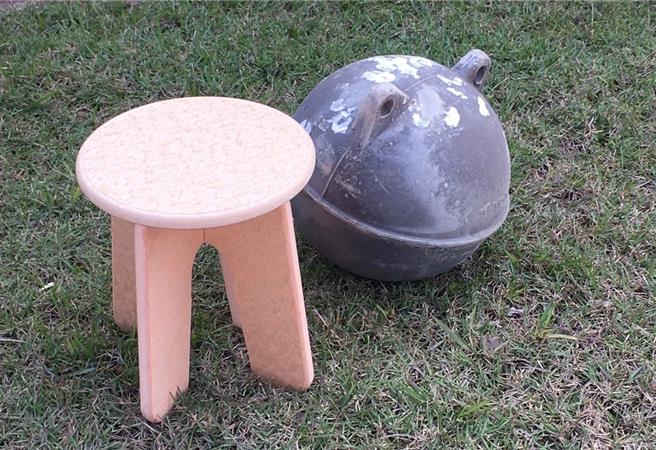 废弃浮球可再利用制成家具或文创品。（环保局提供／蔡明亘桃园传真）