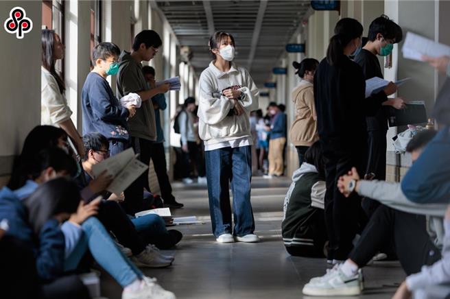 据劳动部统计，近5年大专校院毕业生共有141万8247人，其中受雇从事全时人数达81万8040人，毕业后5年内的劳退平均提缴工资为4万4306元。（报系资料照）