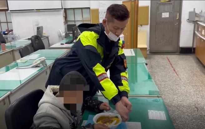 中市警一分局西區派出所今年1月底寒流來襲期間晚間執行勤務，發現13歲男童（前）孤身遊蕩，精疲力盡、語無倫次，員警將他帶回安頓，查出他為「失蹤人口」，已在外流浪1天半，聯繫家人將他領回。（民眾提供／陳淑芬台中傳真）