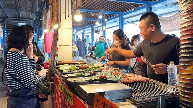 農曆春節期間，台東多良火車站攤商暫回歸營業，但觀光盛況卻大不如前。（蕭嘉蕙攝）
