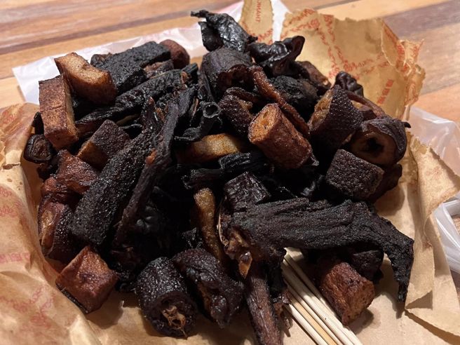 一位女子初二到垦丁大街逛街时，在路边摊买了700元的东山鸭头，没想到份量少以外，鸭肉也被炸到乾瘪焦黑。（翻摄自爆料公社二社脸书）